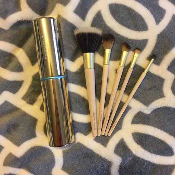 ecotools Other - Set of 5 Ecotools makeup brushes with container!